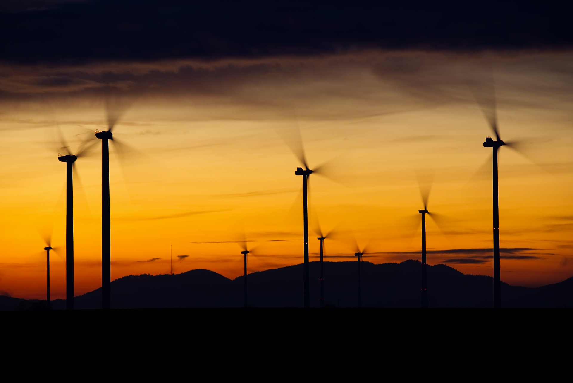 Windräder in der Nacht