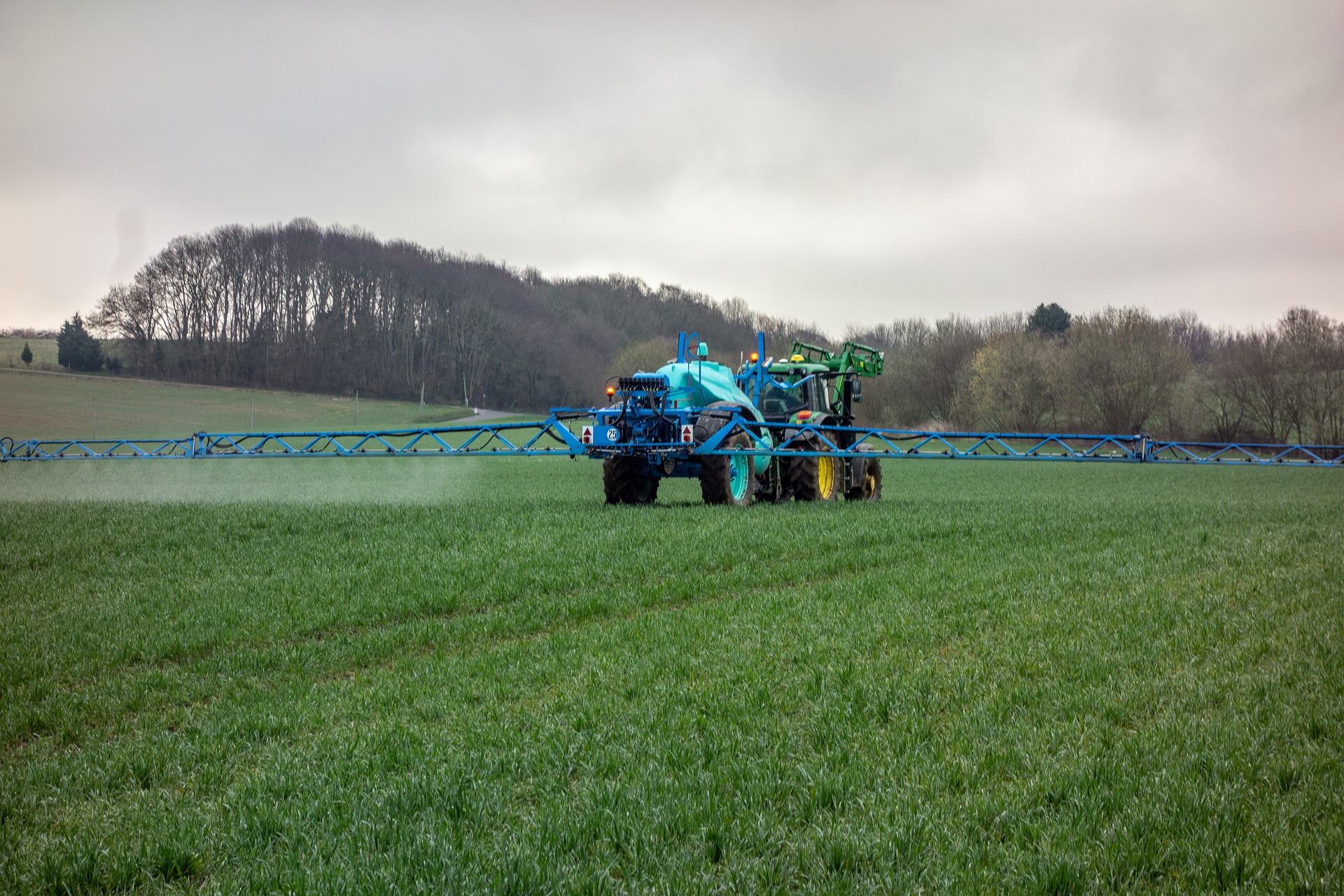 Landwirt spritzt Pestizide